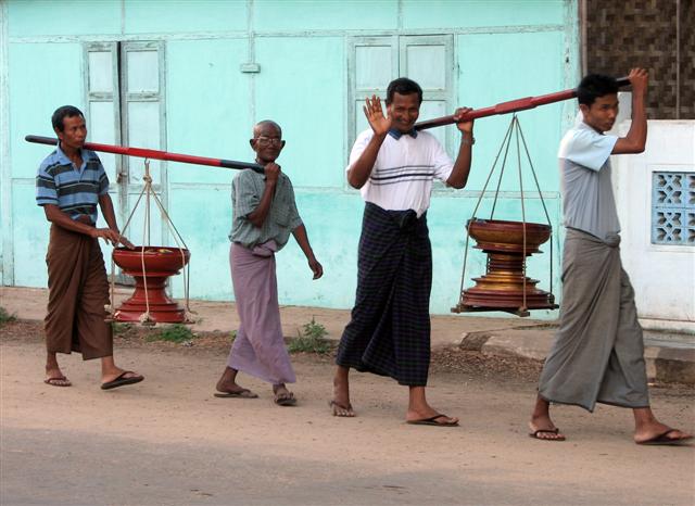 Hommes en robes au Myanmar