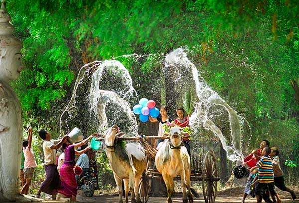 La fête d'éclaboussement de l'eau 