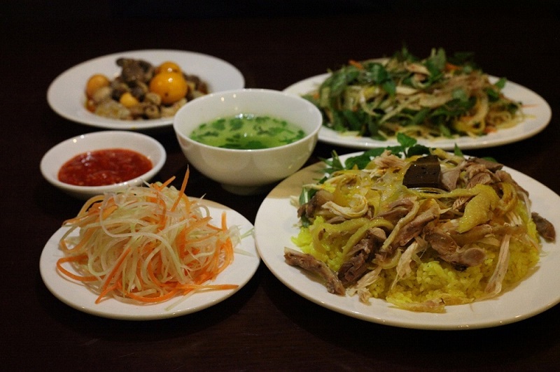 Com ga Hoi An et sa garniture Riz et du poulet Hoi An