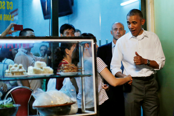 Obama apprecie le Bun cha Obama remercie au proprietaire