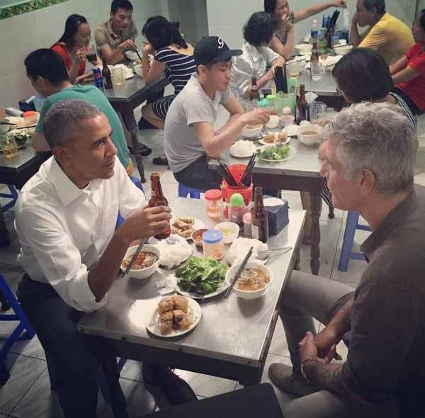Obama a pris le Bun Cha Obamaa dine avec le chef Anthony