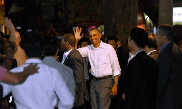 Président salue les habitants Président salue les habitants