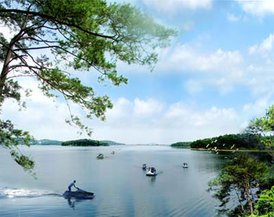 Le lac Dai Lai est un lieu de villégiature des plus charmants où l’architecture des bâtiments s’accorde à merveille avec la nature.