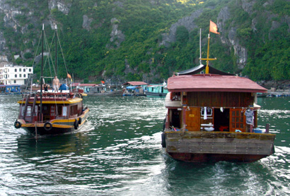 Des bateaux touristiques en baie de Lan Ha Des bateaux touristiques en baie de Lan Ha
