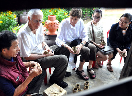 Les touristes découvrent les étapes de production de la poterie de Thanh Hà Les touristes découvrent les étapes de production de la poterie de Thanh Hà