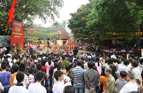 Un afflux de visiteurs aux festivités en l'honneur des deux Soeurs Trung. 