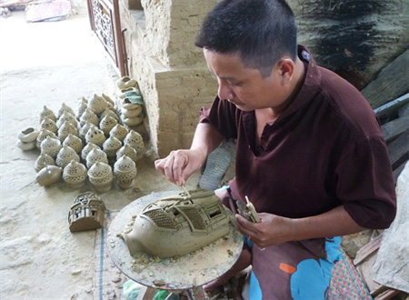 Un artisan du village de poterie de Thanh Ha