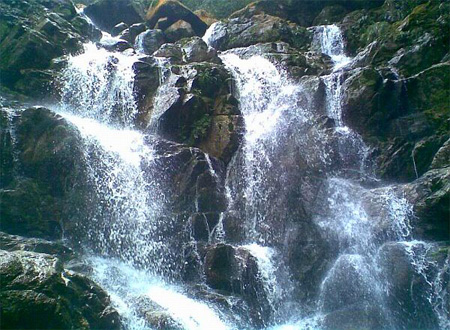 Profitez de la beauté naturelle de la cascade Ba Tia 