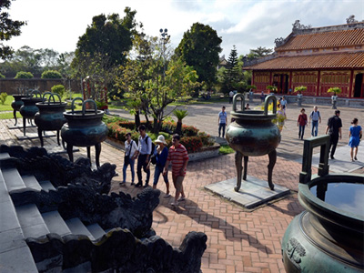 Cette année, Thua Thiên-Huê compte accueillir 2,5 millions de voyageurs dont un million d’étrangers. Cette année, Thua Thiên-Huê compte accueillir 2,5 millions de voyageurs dont un million d’étrangers.