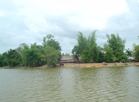 Le village de Jun au bord du lac Lak.