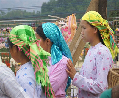 Les jeunes filles des minorités ethniques désirent ardemment d'aller au marché. Les jeunes filles des minorités ethniques désirent ardemment d'aller au marché.