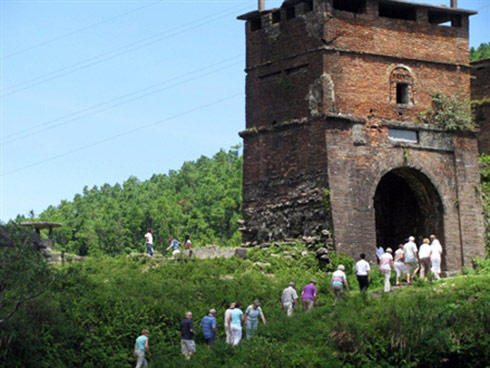 Des touristes visitent la porte Hai Vân, sur le col des Nuages. Des touristes visitent la porte Hai Vân, sur le col des Nuages.