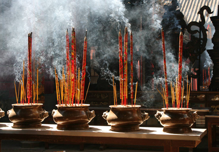 Baton d'encen dans un templebouddhique en Thailande