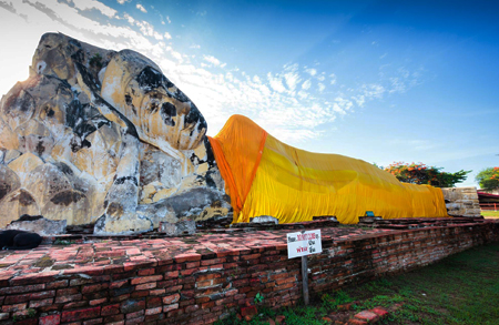 Bouddha allongé sur les ruines d'un wiham