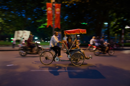 Cyclo-pousse dans le vieux quartier de Hanoi