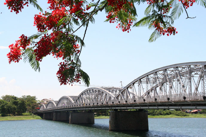 Pont de Truong Tien, Hue, Vietnam