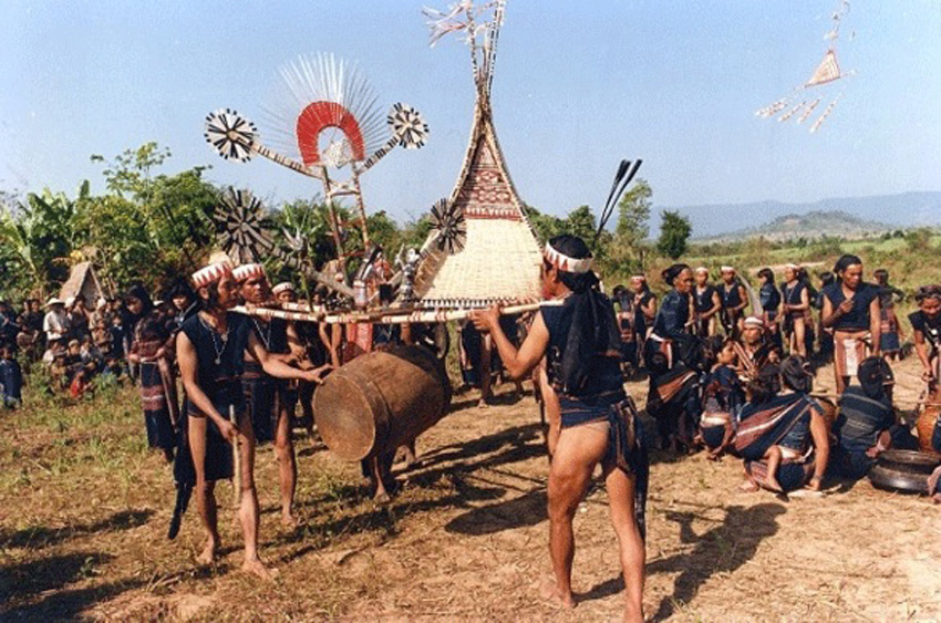 Ceremonie-d-abandon-de-la-tombe