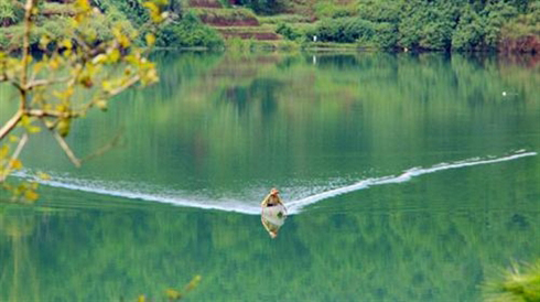 Les eaux font un miroir réfléchissant le ciel et les nuages Les eaux font un miroir réfléchissant le ciel et les nuages