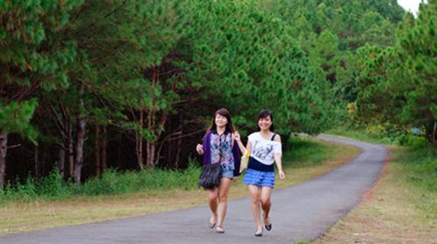 Les eaux font un miroir réfléchissant le ciel et les nuages Les eaux font un miroir réfléchissant le ciel et les nuages