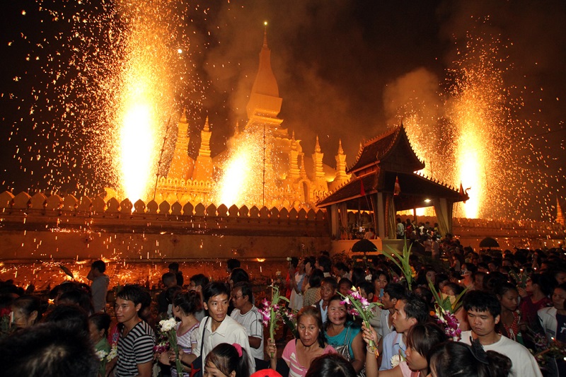 Fête Bun Pha That Luang Défilé au stupa en or Laos
