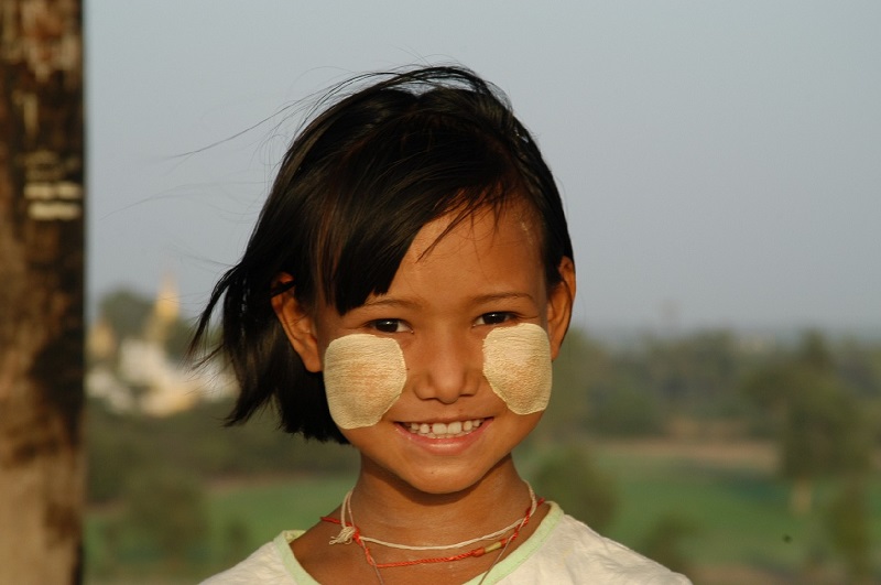 fille au maquillage de Thanaka fille au maquillage de Thanaka