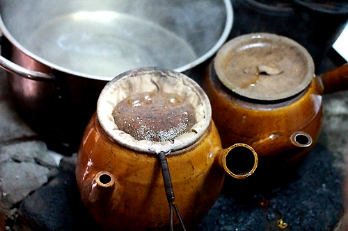 facon spéciale pour faire du café cafe dans four en terre