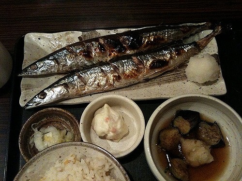 Sanma grillé avec du riz