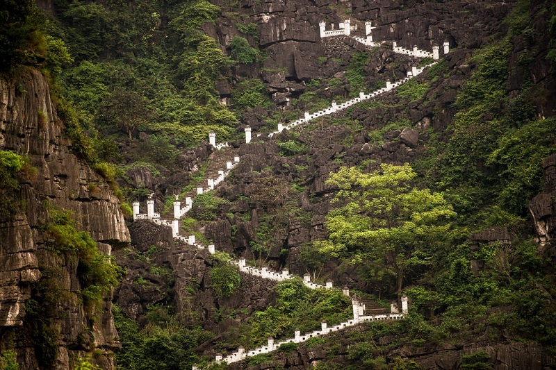 escalier vers la grotte Mua escalier vers la grotte Mua
