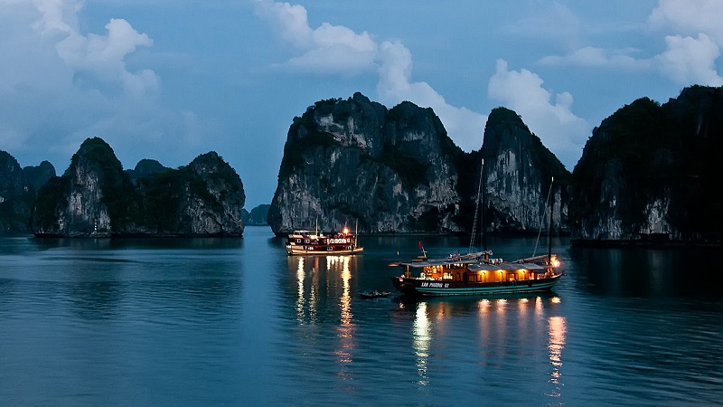 Nuit dans la baie d'Halong