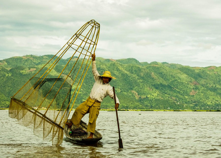 Pêcheur Intah avec une nasse