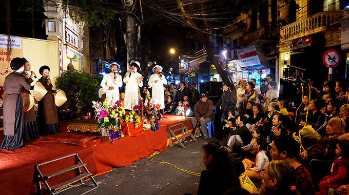 Spectacle vietnamien traditionnel Chanson folklore interprétée dans la rue