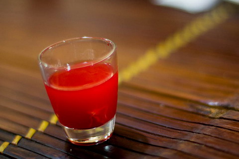 Shot d'alcool de riz avec le coeur du serpent Shot d'alcool de riz avec le coeur du serpent