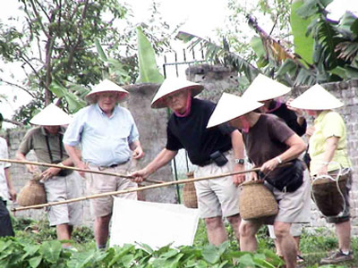 Les visiteurs des maisons sur pilotis à Mai Châu