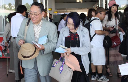Arrivée des visiteurs japonais à l'aéroport de Dà Nang. Photo : CTV/CVN