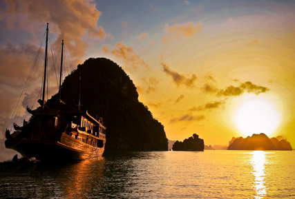 Breathtaking-sunset-at-Halong-Bay