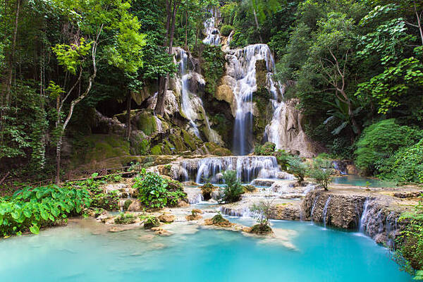 Eaux turquoise de la cascade principale de la cascade de Kuang Si