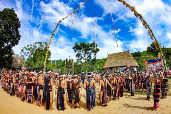 Fête de célébration du nouveau riz des Jarai au Vietnam