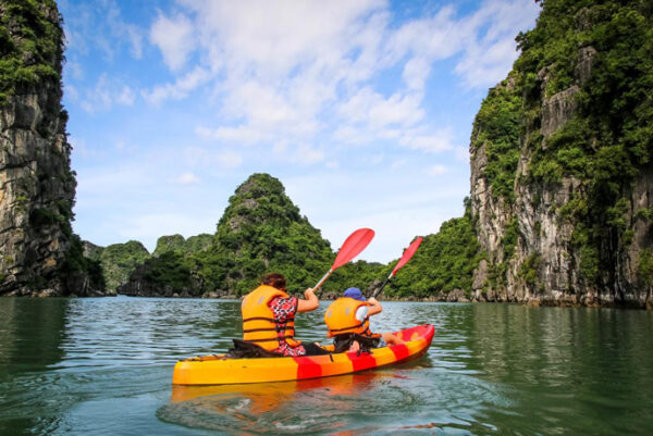 Kayak naviguant sur la rivière Chay - 2 jours à Phong Nha