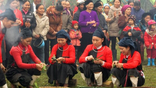 Les gens de Cao Lan scellent leurs maisons avec du papier rouge