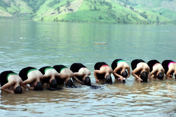 La fête de se laver la tête du minorité ethnique Thai