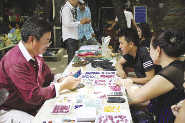 Marché des pierres précieuses au cœur d’Hanoï