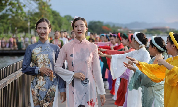 Semaine de l'ao dai au sein de la communauté de Hué