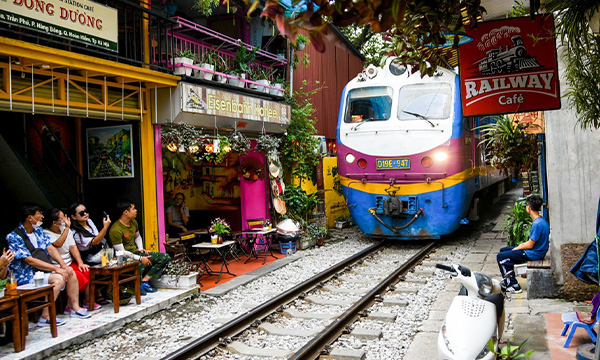Rue du train à Hanoi
