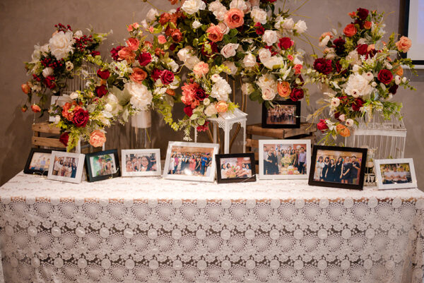Notre jolie table de fête avec des fleurs et des photos