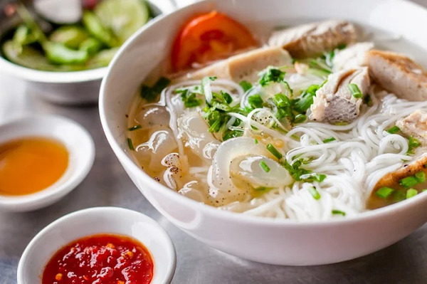 Soupe de nouilles au poisson et au méduse Nha Trang