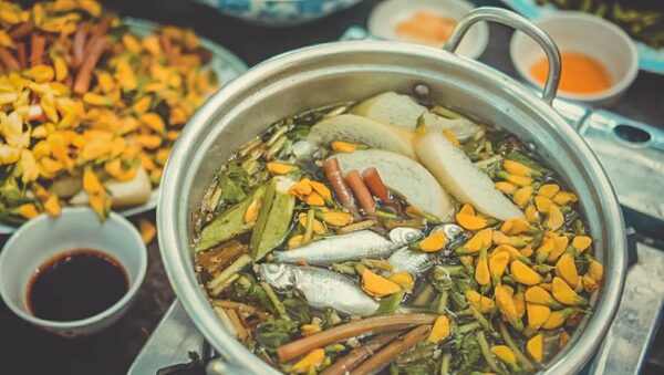 Soupe des poissons siamois de carpe de boue et des fleurs « điên điển »