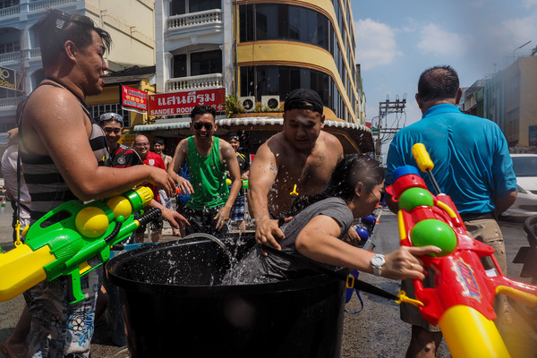 Les thailandais participent au Songkran en Thaïlande