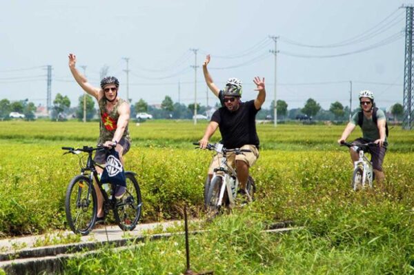 A vélo jusqu'au village de Tra Que, vous serez immergé dans une nature verdoyante