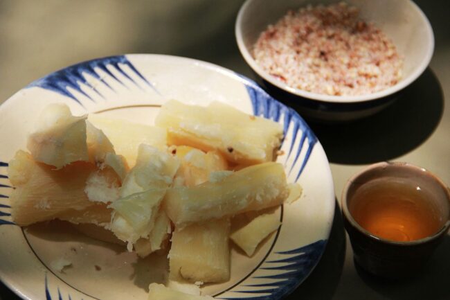 Tapioca bouilli avec cacahuètes en poudre, sucre et lait de coco