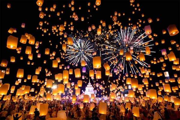 Scène de conte de fées au festival des lanternes de Yi Peng en Thaïlande